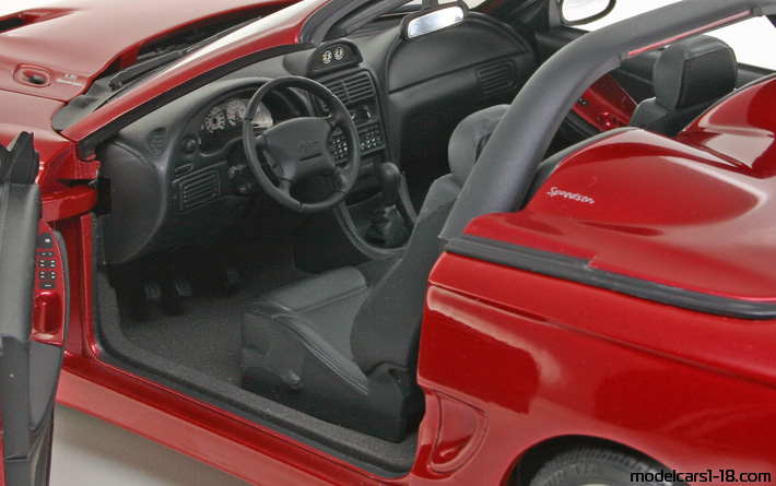 1997 - Ford Mustang Saleen S351 Speedster AutoArt 1/18 (Rot) Innenraum Armaturenbrett