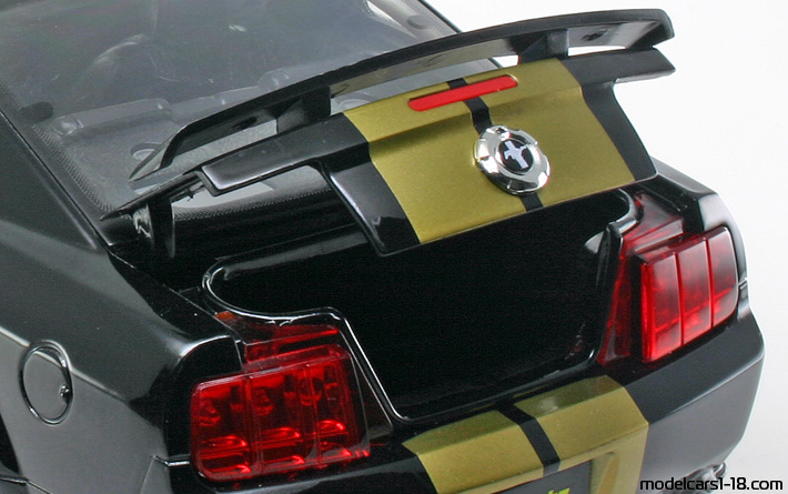 2006 - Ford Mustang Shelby GT-H Shelby Collectibles 1/18 (Schwarz / Gelb) Kofferraum / Klappbare Scheinwerfer