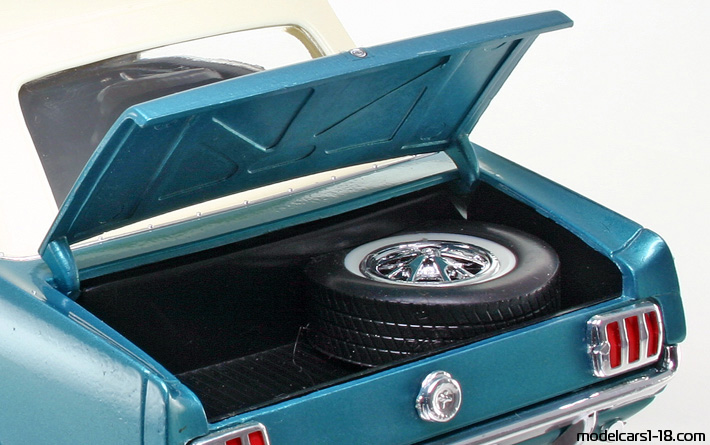 1965 - Ford Mustang Mira 1/18 (Grün) Kofferraum / Klappbare Scheinwerfer