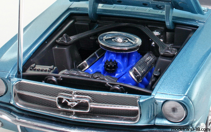 1965 - Ford Mustang Revell 1/18 (Blau) Motor