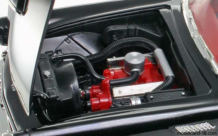 1956 - Ford Thunderbird Revell 1/18 (Schwarz) Motor