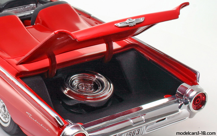 1963 - Ford Thunderbird Anson 1/18 (Rot) Kofferraum / Klappbare Scheinwerfer