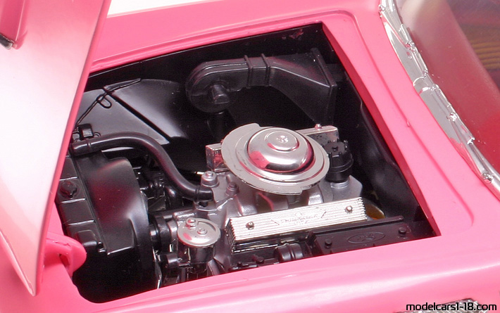 1956 - Ford Thunderbird Revell 1/18 (Rosa) Motor