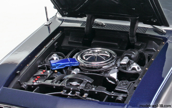 1969 - Ford Torino Talladega Maisto 1/18 (Blau / Schwarz) Motor