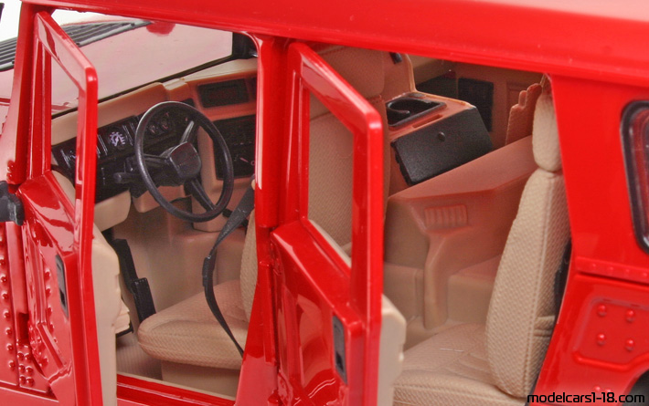2000 - Hummer H1 Wagon Maisto 1/18 (Rot) Innenraum Armaturenbrett