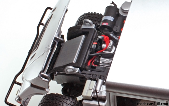 1992 - Hummer H1 Maisto 1/18 (Hellsilber) Motor