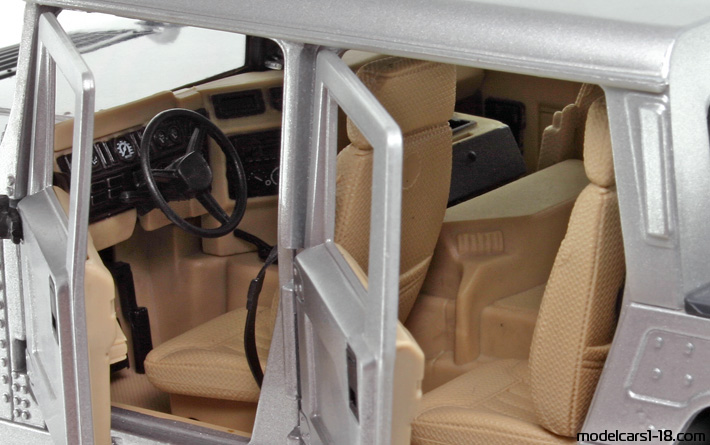 1992 - Hummer H1 Maisto 1/18 (Hellsilber) Innenraum Armaturenbrett