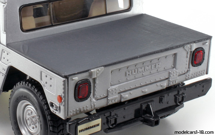 1992 - Hummer H1 Maisto 1/18 (Hellsilber) Kofferraum / Klappbare Scheinwerfer