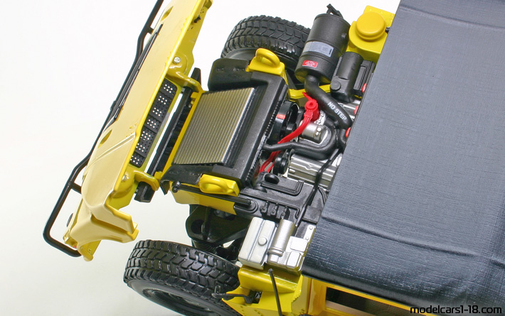 1992 - Hummer H1 Maisto 1/18 (Gelb) Motor