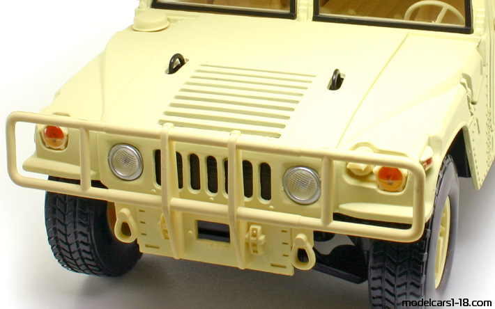 1992 - Hummer Humvee (HMMWV) Motor Max 1/18 (Weiß) Motor