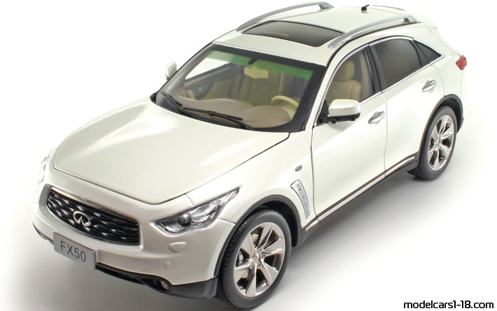 2009 - Infiniti FX50S Paudi 1/18 (Weiß) Vorne linke Seite