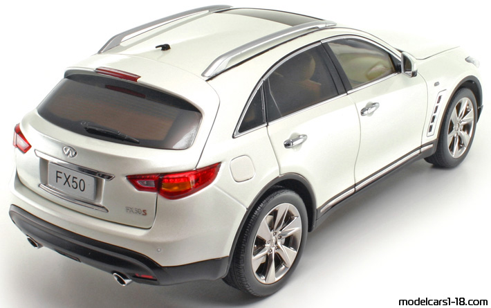 2009 - Infiniti FX50S Paudi 1/18 (Weiß) Hinten rechte seite