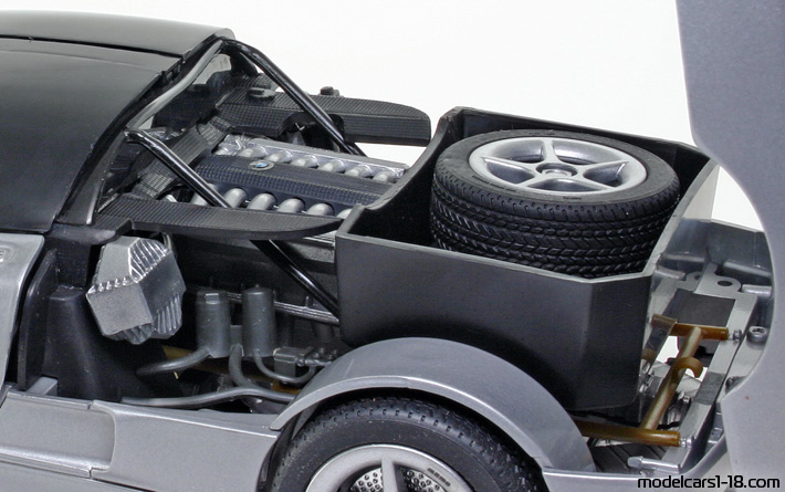 1991 - Italdesign Nazca M12 Concept Revell 1/18 (Silber) Motor