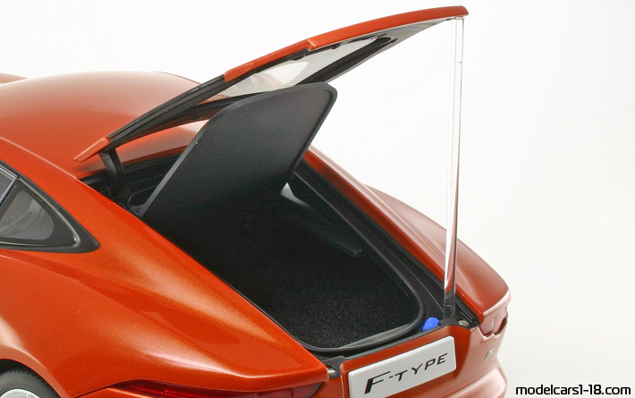 2015 - Jaguar F-Type R AutoArt 1/18 (Rot) Kofferraum / Klappbare Scheinwerfer