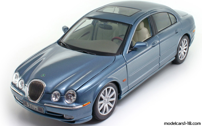 1999 - Jaguar S-Type Maisto 1/18 (Blau) Vorne linke Seite