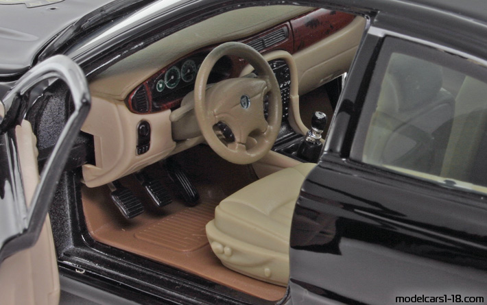 2001 - Jaguar X-Type Maisto 1/18 (Schwarz) Innenraum Armaturenbrett