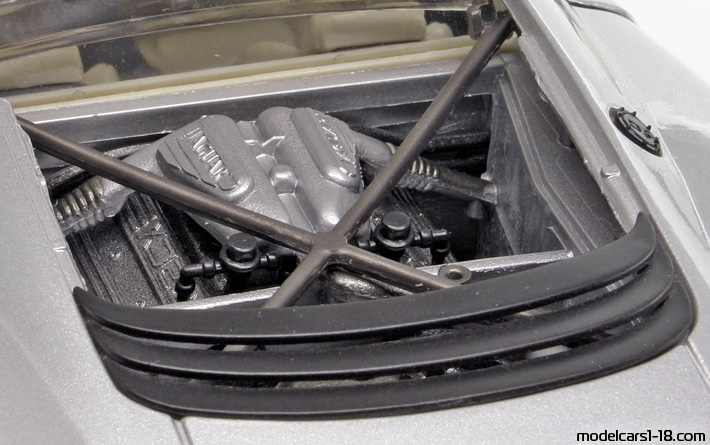 1992 - Jaguar XJ220 Maisto 1/18 (Silber) Motor