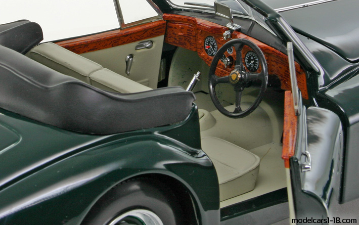 1955 - Jaguar XK140 Drophead Sun Star 1/18 (Grün) Innenraum Armaturenbrett