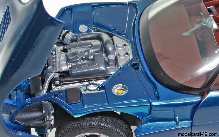 2000 - Jaguar XK180 Concept Maisto 1/18 (Blau) Motor