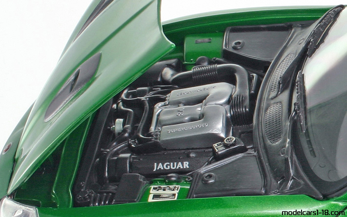 2000 - Jaguar XKR (James Bond) Beanstalk 1/18 (Grün / Grau) Motor