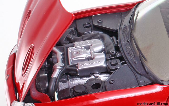 2000 - Jaguar XKR Maisto 1/18 (Rot) Motor