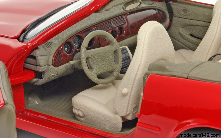 2000 - Jaguar XKR Maisto 1/18 (Rot) Innenraum Armaturenbrett