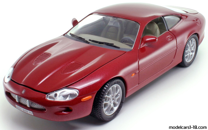 2000 - Jaguar XKR Solido 1/18 (Rot) Vorne linke Seite