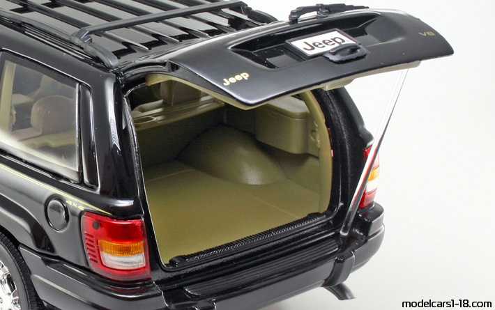 2001 - Jeep Grand Cherokee (WJ) Motor Max 1/18 (Schwarz) Kofferraum / Klappbare Scheinwerfer