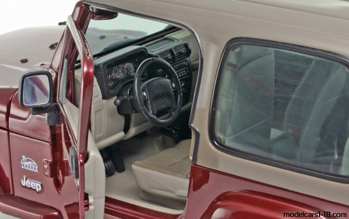 2003 - Jeep Wrangler Sahara Maisto 1/18 (Rot / Grau) Innenraum Armaturenbrett