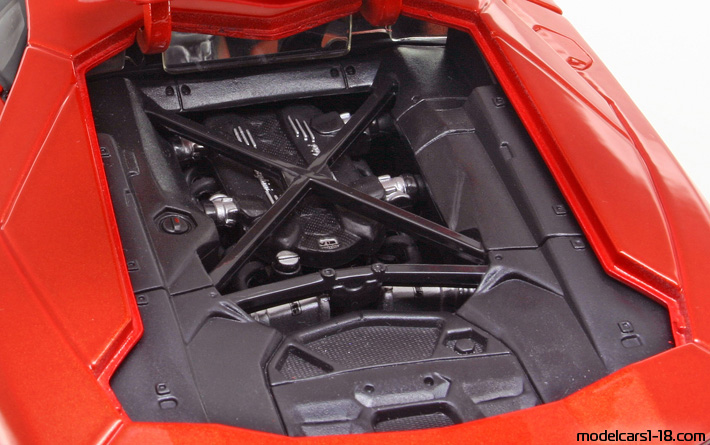 2011 - Lamborghini Aventador LP700-4 Bburago 1/18 (Rot) Motor