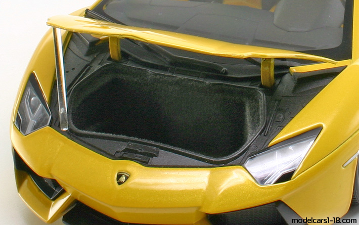 2011 - Lamborghini Aventador LP700-4 Welly 1/18 (Gelb) Kofferraum / Klappbare Scheinwerfer