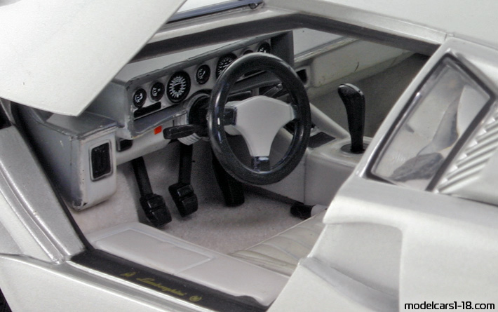 1989 - Lamborghini Countach 25th Ricko 1/18 (Hellsilber) Innenraum Armaturenbrett