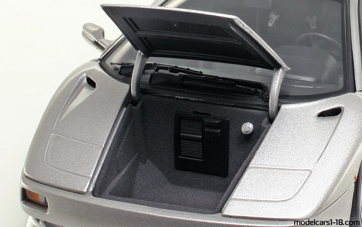 1990 - Lamborghini Diablo VT AutoArt 1/18 (Silber) Kofferraum / Klappbare Scheinwerfer