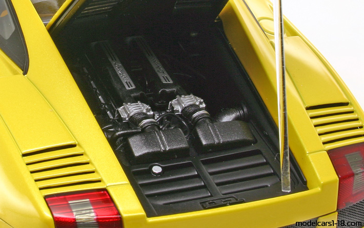 2003 - Lamborghini Gallardo AutoArt 1/18 (Gelb) Motor