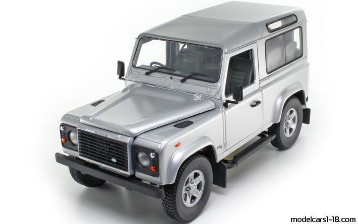 2000 - Land Rover Defender 90 Universal Hobbies 1/18 (Silber) Vorne linke Seite