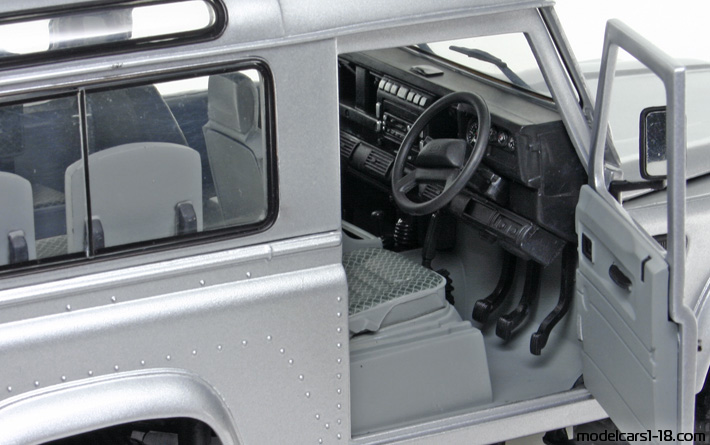 2000 - Land Rover Defender 90 Universal Hobbies 1/18 (Silber) Innenraum Armaturenbrett