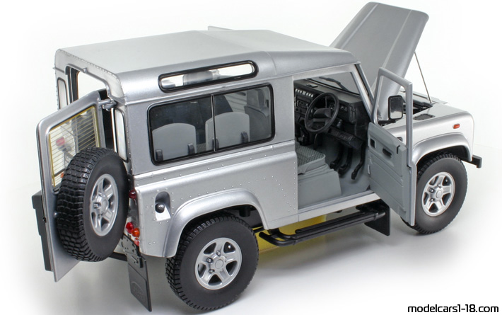2000 - Land Rover Defender 90 Universal Hobbies 1/18 (Silber) Zu öffnende Teile