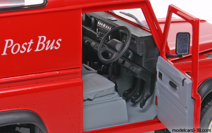 2000 - Land Rover Defender 90 Universal Hobbies 1/18 (Rot) Innenraum Armaturenbrett