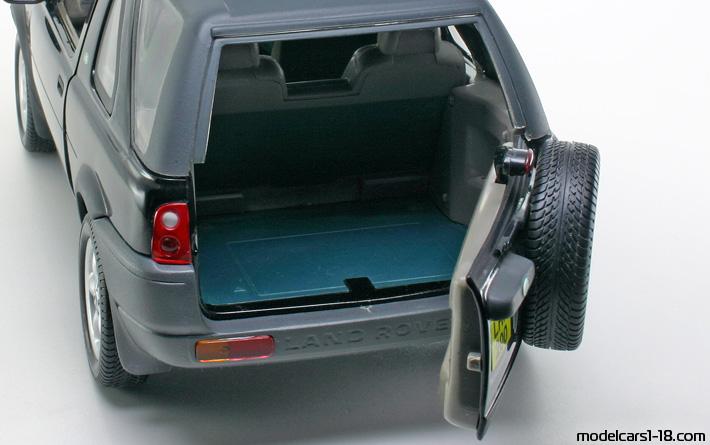 1997 - Land Rover Freelander ERTL 1/18 (Schwarz) Kofferraum / Klappbare Scheinwerfer