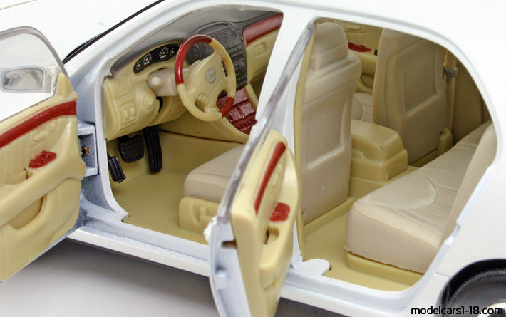 2000 - Lexus LS 430 (XF30) Motor Max 1/18 (Weiß) Innenraum Armaturenbrett