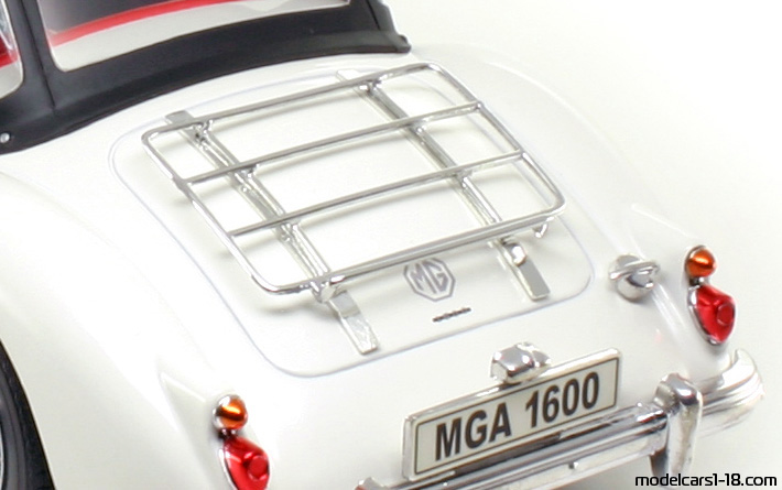 1955 - MG MGA Revell 1/18 (Weiß) Kofferraum / Klappbare Scheinwerfer
