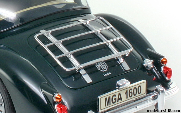 1955 - MG MGA Revell 1/18 (Grün) Kofferraum / Klappbare Scheinwerfer