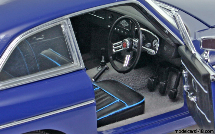1969 - MG MGB GT MkII Universal Hobbies 1/18 (Blau) Innenraum Armaturenbrett