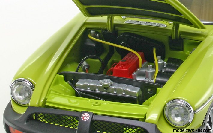 1974 - MG MGB GT Universal Hobbies 1/18 (Gelb) Motor