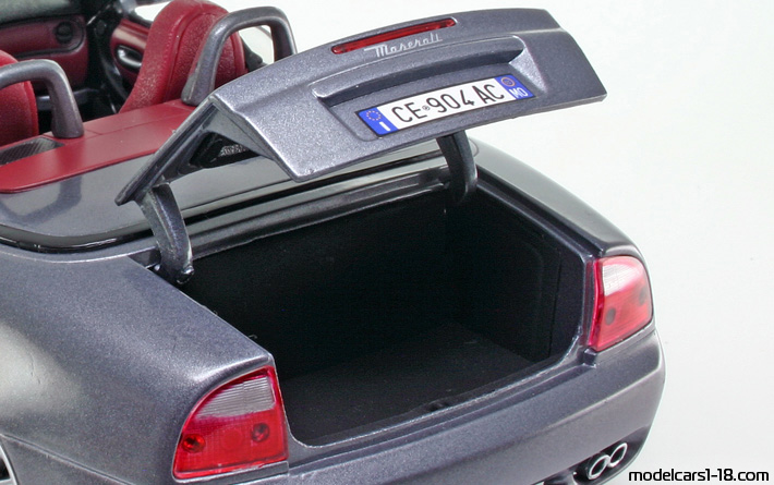 2002 - Maserati GT Spyder Bburago 1/18 (Grau) Kofferraum / Klappbare Scheinwerfer