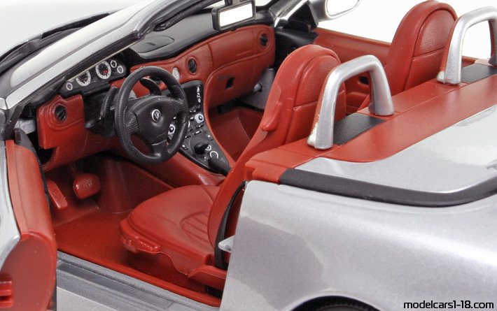 2002 - Maserati GT Spyder Maisto 1/18 (Hellsilber) Innenraum Armaturenbrett