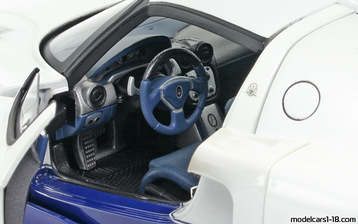 2004 - Maserati MC12 Elite 1/18 (Weiß / Blau) Innenraum Armaturenbrett