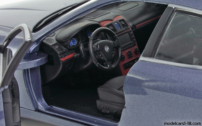 2004 - Maserati Quattroporte Hot Wheels 1/18 (Blau) Innenraum Armaturenbrett