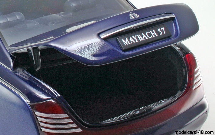 2002 - Maybach 57 AutoArt 1/18 (Blau / Blau) Kofferraum / Klappbare Scheinwerfer