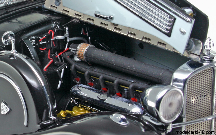 1937 - Maybach SW38 Signature Models 1/18 (Schwarz / Weiß) Kofferraum / Klappbare Scheinwerfer